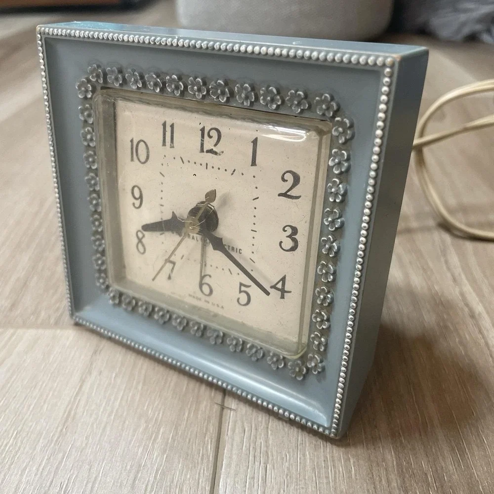 Vintage General Electric blue Alarm Clock with Flowers Model #7285 It Wobbles!